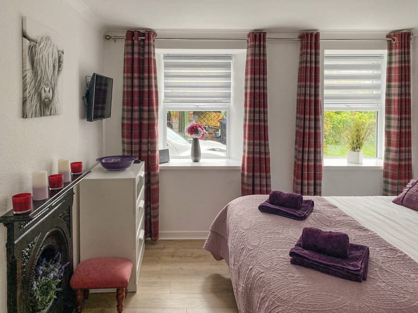 Downstairs bedroom set as a king size bedroom | Holly Cottage, Palnackie, near Castle Douglas