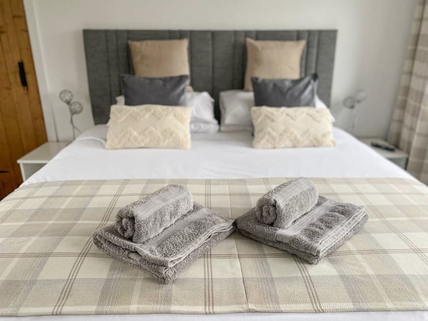 En-suite bedroom set as super king | Holly Cottage, Palnackie, near Castle Douglas