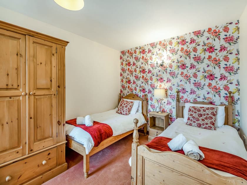 Twin bedroom | Juice Trump - Poachers Hideaway, Belchford