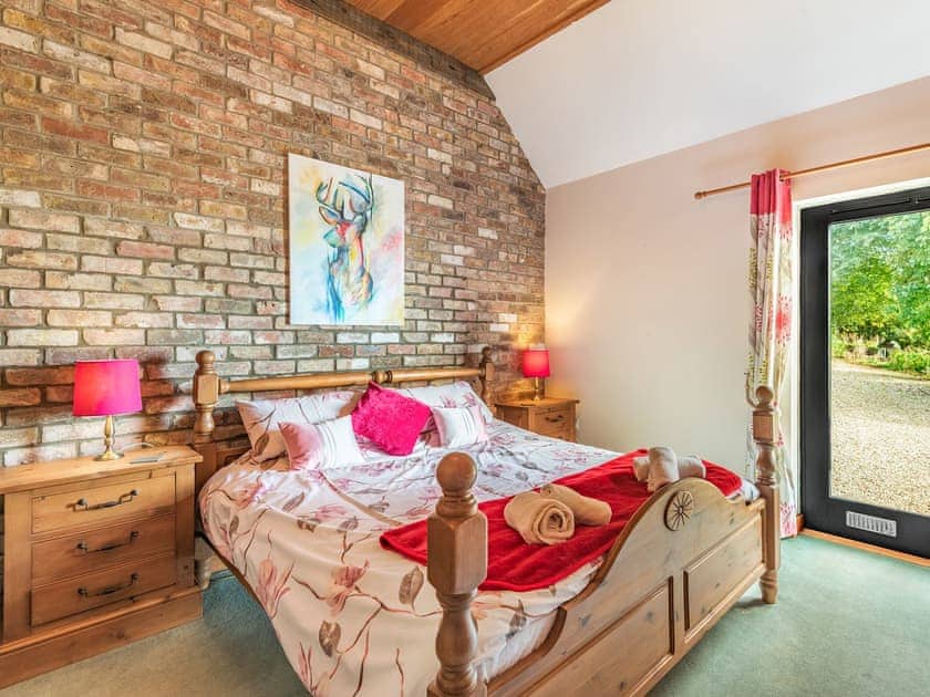 Double bedroom | Shire Horse Barn - Poachers Hideaway, Belchford