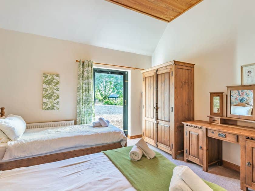 Twin bedroom | Shire Horse Barn - Poachers Hideaway, Belchford
