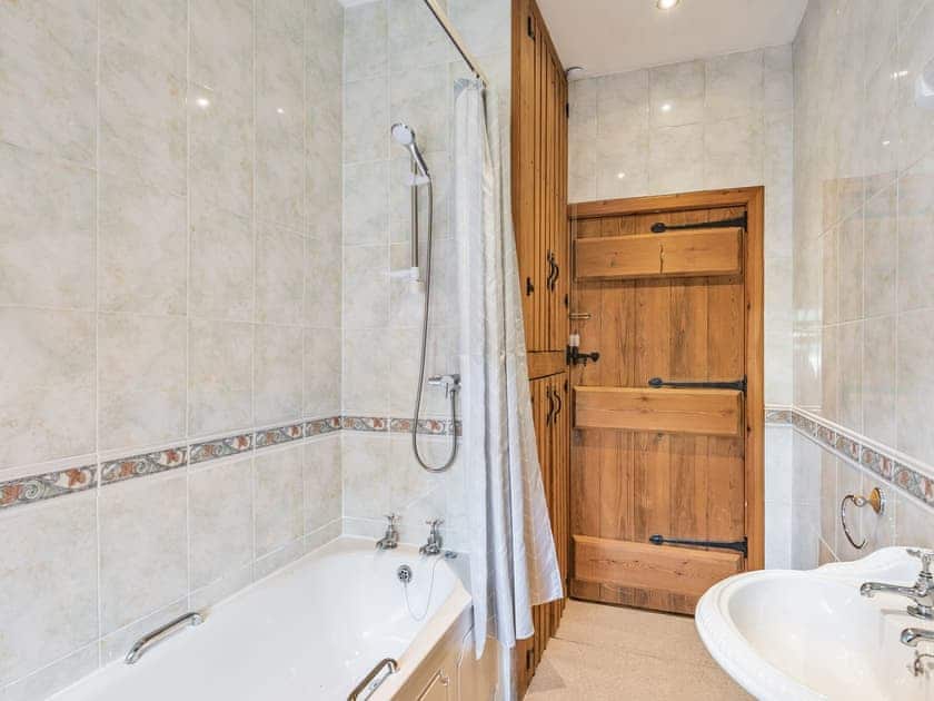 Bathroom | Shire Horse Barn - Poachers Hideaway, Belchford