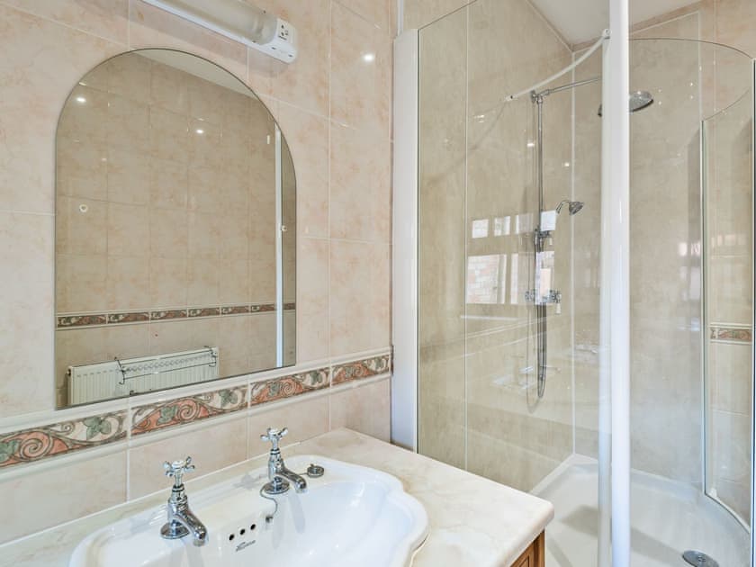 Shower room | Shire Horse Barn - Poachers Hideaway, Belchford