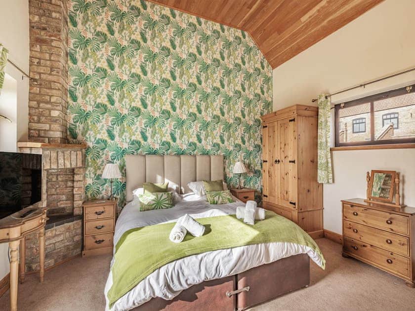 Double bedroom | The Granary - Poachers Hideaway, Belchford