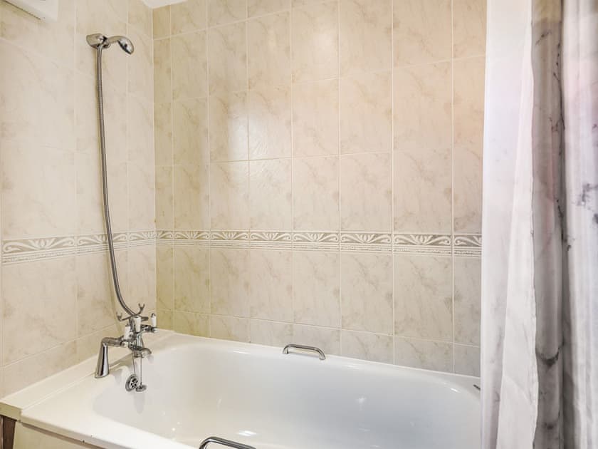 Bathroom | The Granary - Poachers Hideaway, Belchford