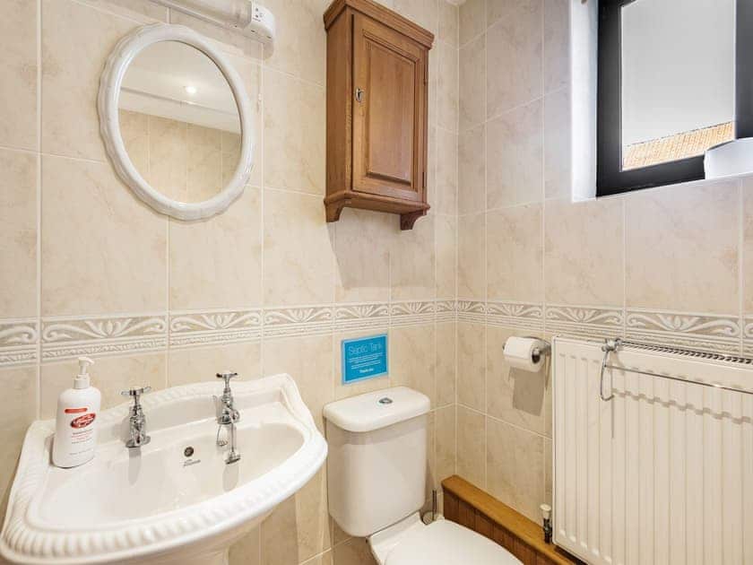 Bathroom | The Granary - Poachers Hideaway, Belchford