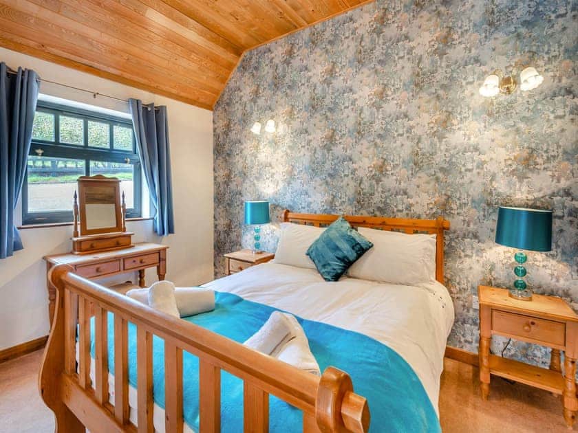 Double bedroom | Viking Cottage - Poachers Hideaway, Belchford