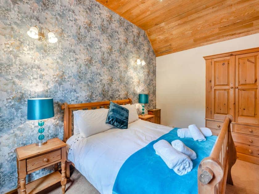 Double bedroom | Viking Cottage - Poachers Hideaway, Belchford