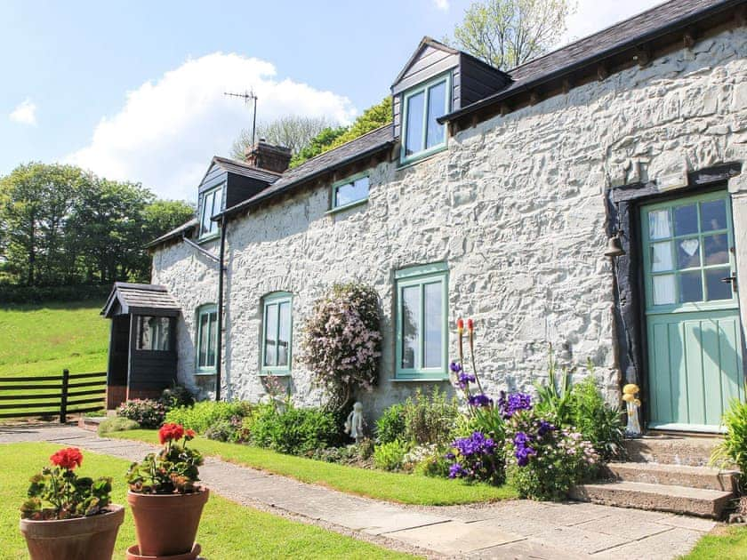 Exterior | Singwm, Llanfyllin