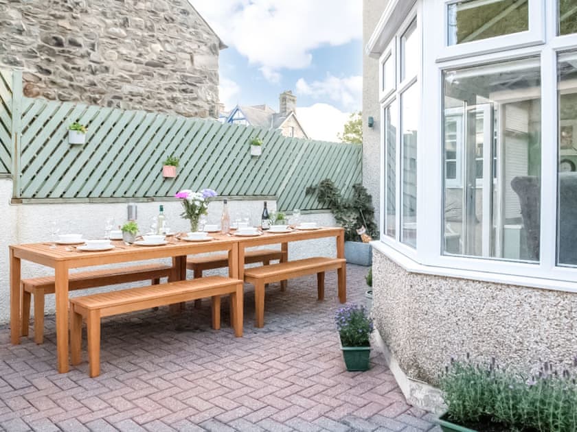 Outdoor eating area | Acw House, Llanbedr
