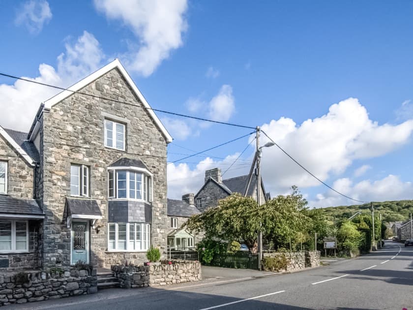 Setting | Acw House, Llanbedr