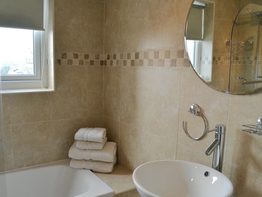 Bathroom | Strawberries and Cream, Bowness on Windermere