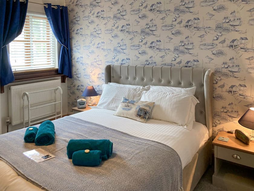 Ensuite bedroom with king size bed  | The Boathouse, Appledore