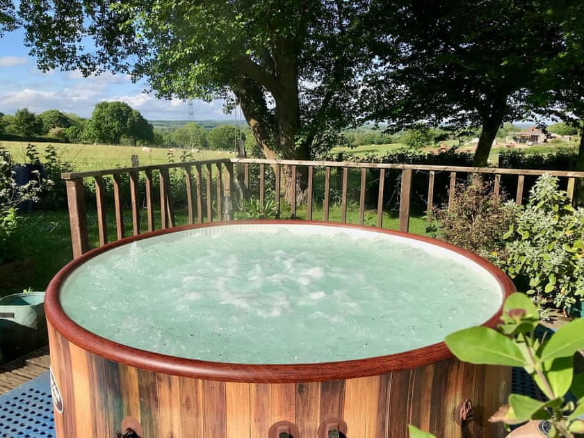 Hot tub | Meadowsweet - Treetops Retreats, Hailsham