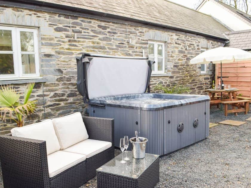 Hot tub | Y Bwthyn, Blaenwaun