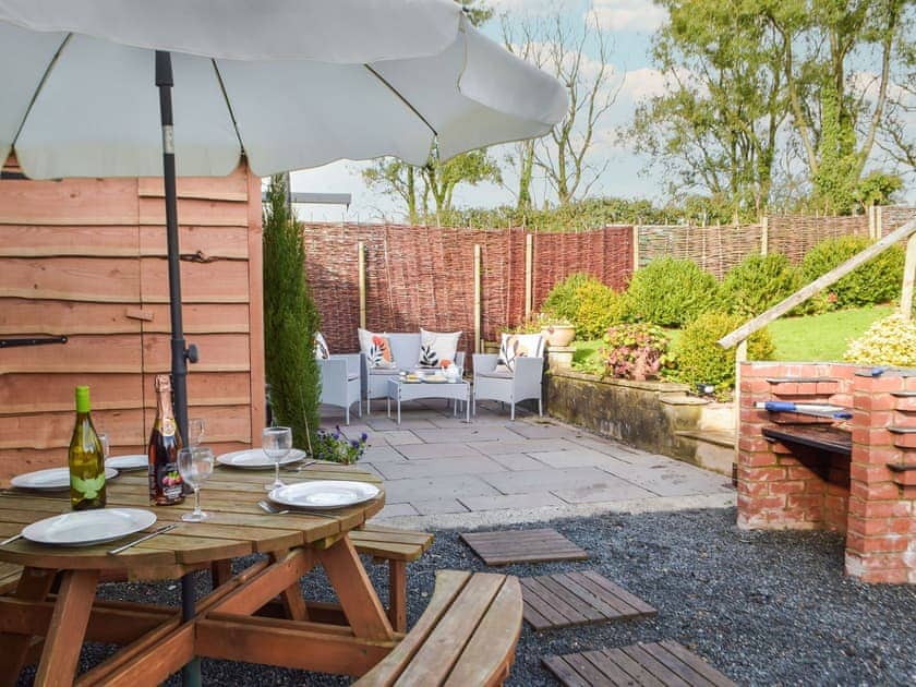Sitting-out-area | Y Bwthyn, Blaenwaun