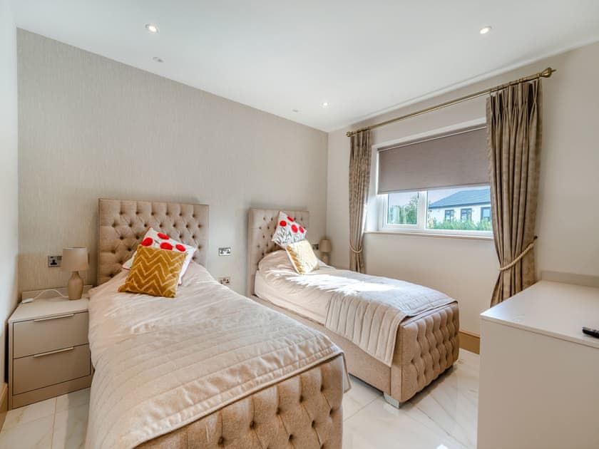 Twin bedroom | Lux Cottage - Shreyas Cottages, Clayton Le Dale