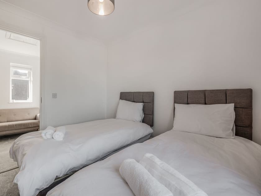 Twin bedroom | Sea Glimpse, Arundel