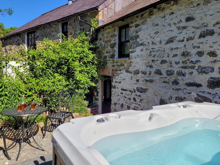 Hot tub | Snuggle Cottage - Dolgoy Cottages, Llangrannog