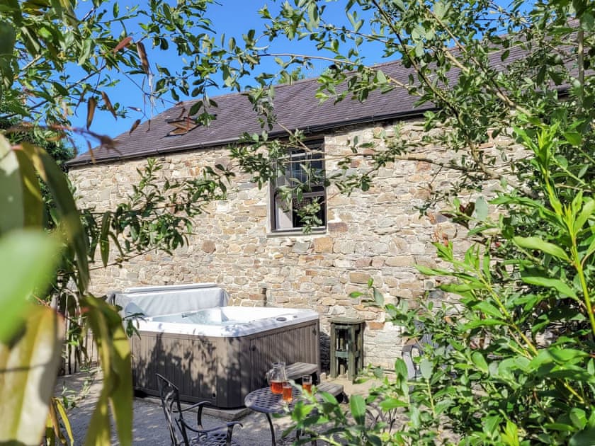 Hot tub | The Coach House Loft - Dolgoy Cottages, Llangrannog