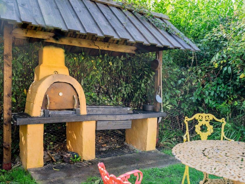 Built-in-BBQ | Pistyll Bach - Eco Retreats, Capel Isaac