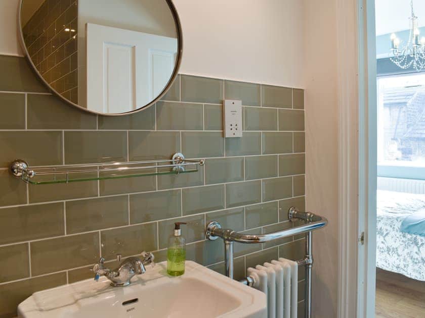 En-suite Shower room  | St. Georges Cottage, Holmfirth
