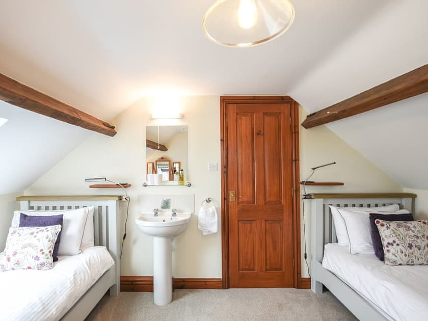 Twin bedroom | The Old Coach House - Hanley Farm, Hook-a-Gate, near Shrewsbury