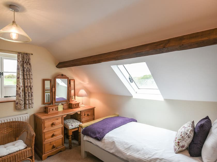 Twin bedroom | The Old Coach House - Hanley Farm, Hook-a-Gate, near Shrewsbury