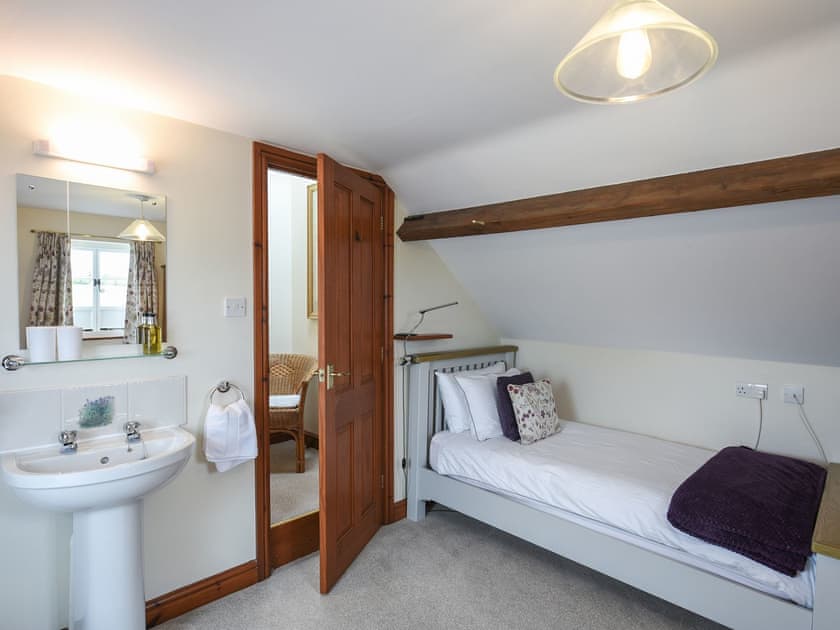 Twin bedroom | The Old Coach House - Hanley Farm, Hook-a-Gate, near Shrewsbury
