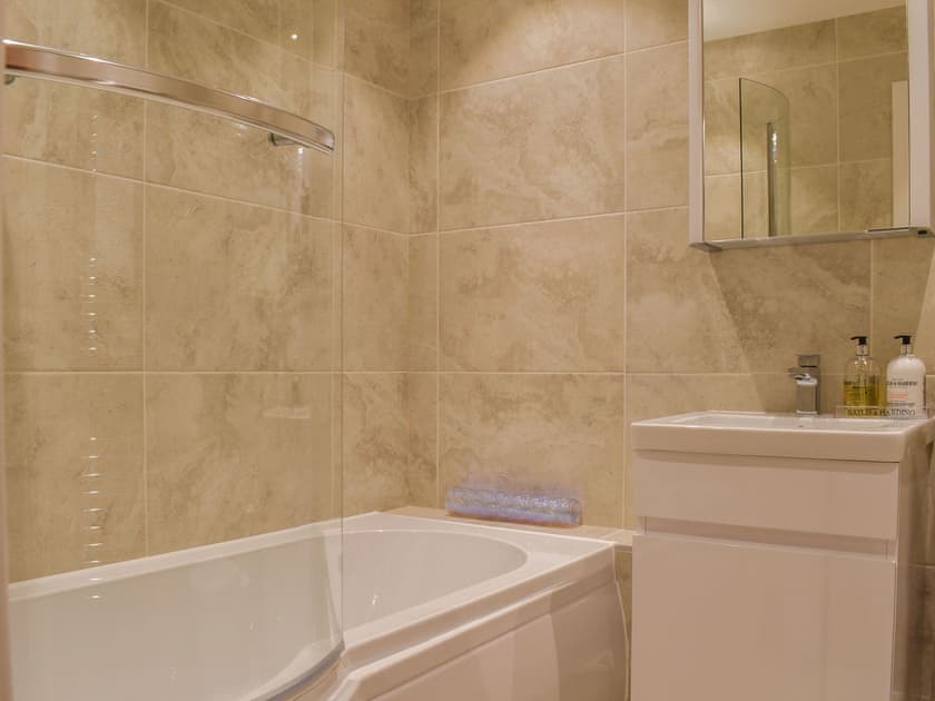Bathroom | Seascape - Royal Cliff Apartments, Sandown