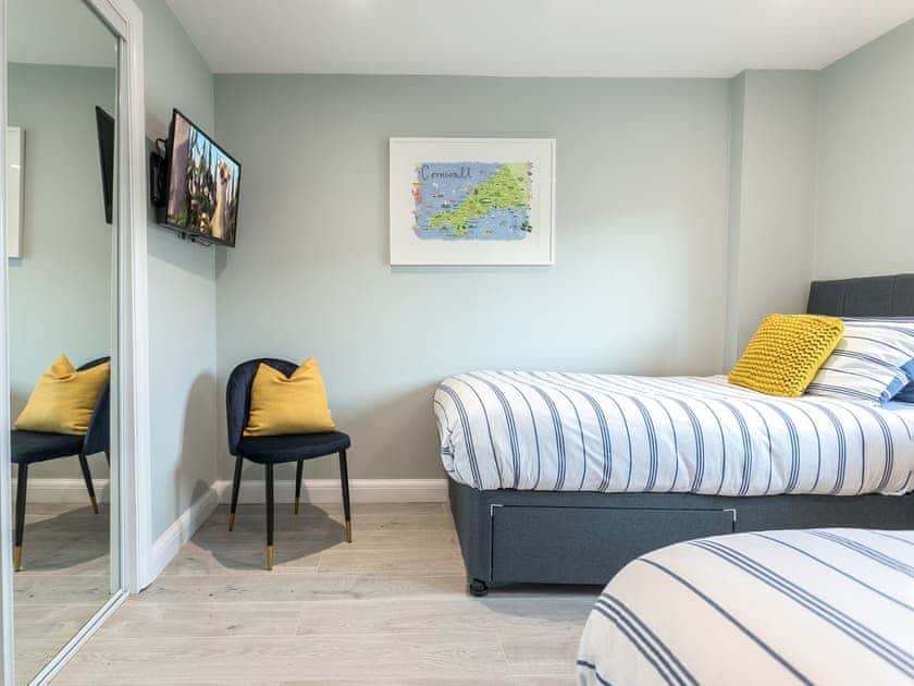 Twin bedroom | Apartment 19, Newquay