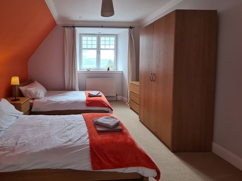 Twin bedroom | Lochside Apartment - Lochside Holidays, Stronachlachar