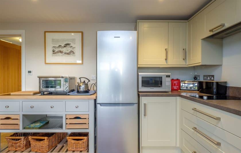 Kitchen | White Cottage Apartment, Iken