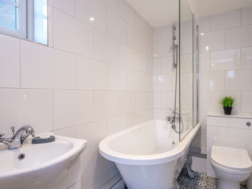 Bathroom | Foxes Lodge, Aldringham
