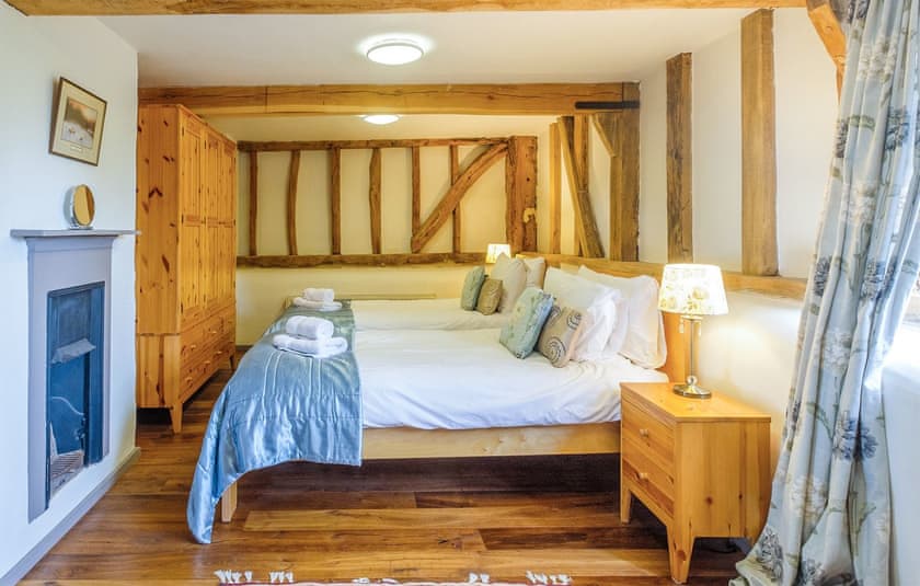 Twin bedroom | Old Hall Barn - Aldeburgh Coastal Cottages, Darsham, near Saxmundham