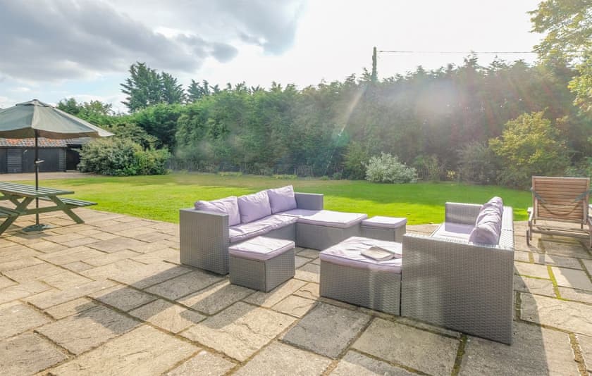 Sitting-out-area | Old Hall Barn - Aldeburgh Coastal Cottages, Darsham, near Saxmundham