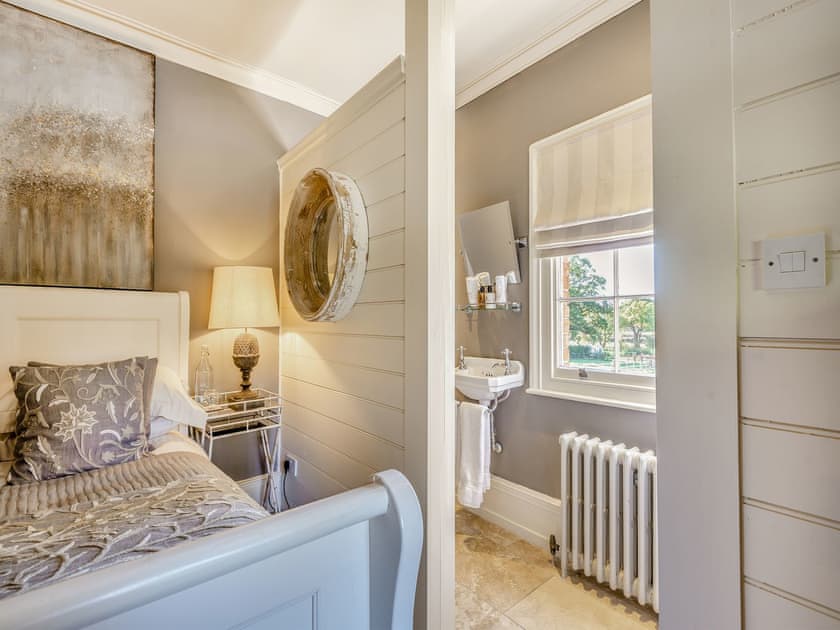 Double bedroom | Willington Lodge, Horsemans Green