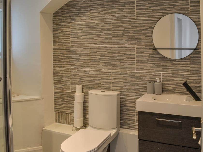 Shower room | Ella’s Apartment, Skegness