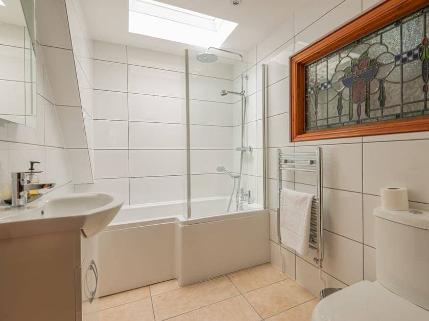 En-suite | Riverside Cottage - Bridge Cottage and Apartments, Brandon