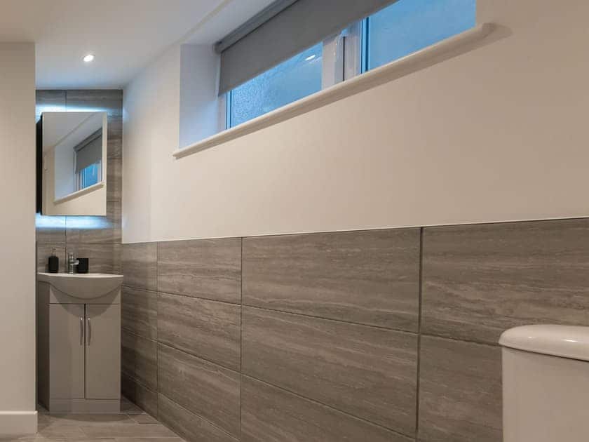 Shower room | Bridge Cottage and Apartments  - The Suffolk - Bridge Cottage and Apartments, Brandon