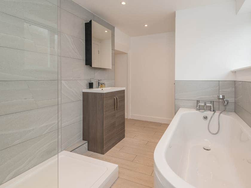 Bathroom | The Norfolk - Bridge Cottage and Apartments, Brandon