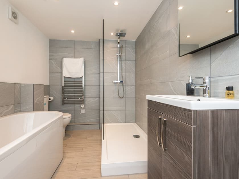 Bathroom | The Norfolk - Bridge Cottage and Apartments, Brandon