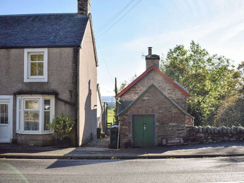 Exterior tucked away | Daisybank Cottage, Crieff