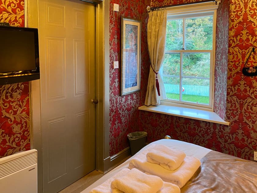 ‘Variety Show’ Bedroom, top floor, garden view. En-suite.1 | St Blanes House, Kilchattan Bay, near Rothesay, Isle of Bute