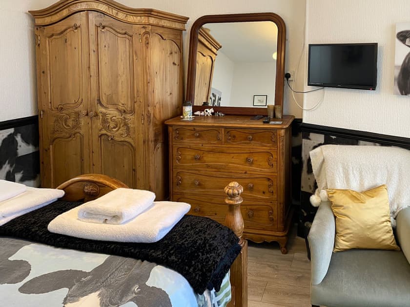 Milk Churn’ room. Top floor, sea views. En-suite bathroom. Kingsize bed. | St Blanes House, Kilchattan Bay, near Rothesay, Isle of Bute