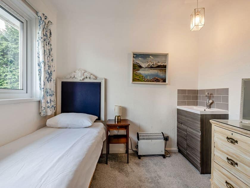 Twin bedroom | Five Bays View, Aberporth