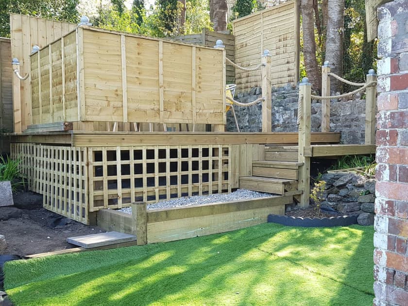 Raised decked area within the garden | 6 Middleway, PAR