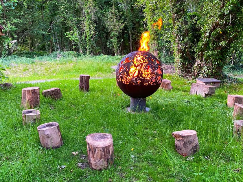 Garden and grounds | Dragonfly Cottage - Ballavolley Cottages, Ballaugh