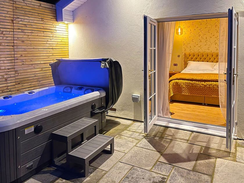 Hot tub | Dragonfly Cottage - Ballavolley Cottages, Ballaugh