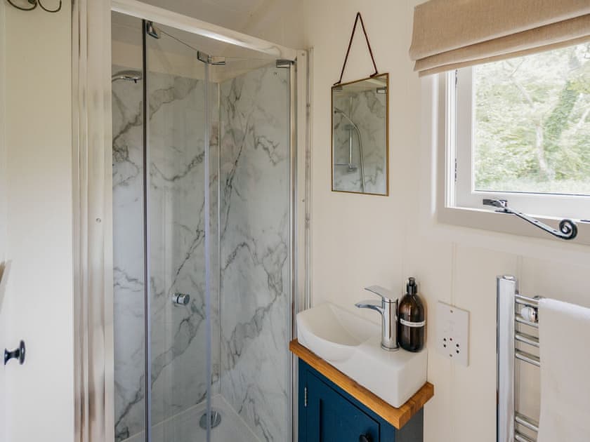 Shower room | Lapwing Hut - Kingsettle Stud, Cholderton, near Salisbury